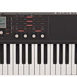 Černý klávesový syntetizátor s bílými a černými klávesami. Na levé straně horního panelu je nápis biofeld SYNTHESIZER a vpravo logo waldorf. Přístroj…