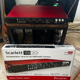 Na fotografii je USB audio rozhraní v rackovém provedení s červeným horním krytem a černým předním panelem. Na zařízení je vpravo nápis Focusrite a u…