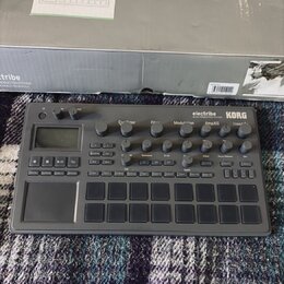 Šedý sampler/sekvencer značky KORG s nápisem electribe MUSIC PRODUCTION STATION. Zařízení obsahuje několik otočných potenciometrů, digitální displej…