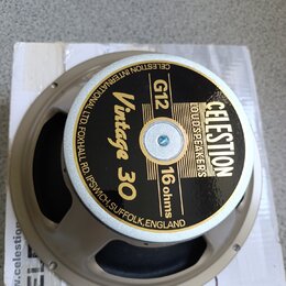 Reproduktor s béžovým rámem a černým středem. Na horním krytu je bílý nápis CELESTION a zlaté nápisy G12, Vintage 30 a 16 ohms. Po obvodu je uveden t…