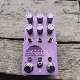 Fialový efekt pedál s šesti ovratovými knoflíky. Na spodní části je velký nápis MOOD a menší označení MKII. Pod knoflíky jsou viditelné nápisy MODIFY…