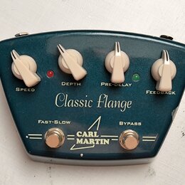 Tmavě modrý efekt pedál s nápisem Classic Flange. Na horní straně jsou čtyři bílé ovládací knoflíky s popisky SPEED, DEPTH, PRE-DELAY a FEEDBACK, dop…