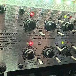 Detailní pohled na přední panel stříbrného rackového zařízení s nápisem TUBE COMPOSER VACUUM TUBE AUDIO INTERACTIVE DYNAMICS PROCESSOR WITH ULTRA-TUB…