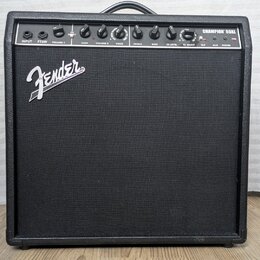 Černý kytarový kombozesilovač s texturovaným povrchem a černou přední síťovkou. Na síťovce je bílé logo Fender. Horní ovládací panel obsahuje nápisy…