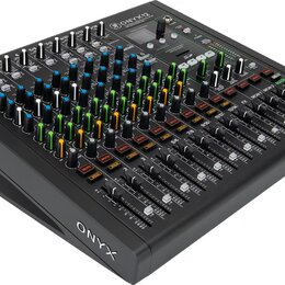 Černý mixovací pult s množstvím ovládacích prvků, posuvníků a knoflíků v modré, zelené a oranžové barvě. Na horní části je nápis ONYX12 a v levém dol…