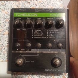 Černý vokální procesor značky TC-HELICON, model double z řady VOICETONE. Zařízení má pět ovládacích knoflíků s popisky Input, Pitch, Time, Overdub a…