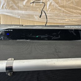 Černý ladicí pedál s nápisy ROCKBOARD by MARWICK a StageTuner ST-02. Na předním panelu jsou vidět tlačítka s popisky OUT, MODE a CAL, vprostřed svítí…