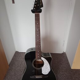 Černá akustická kytara s vyřezem v těle a hnědým hmatníkem. Na hlavě je viditelné logo Fender a nápis CD-60. Nástroj je v dobrém vizuálním stavu s gl…