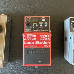 Červený kytarový pedál s nápisy Loop Station a RC-3. Na spodní části je výrazné logo BOSS v textuře povrchu. Zařízení obsahuje digitální displej, něk…