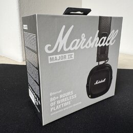 Kartonová krabice s bezdrátovými sluchátky. Na přední straně je bílý nápis Marshall, modelové označení MAJOR IV a text 80+ HOURS OF WIRELESS PLAYTIME…
