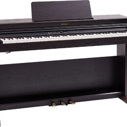 Digitální piano v černém dřevě s přívukem na noty. Na horní liště je umístěno logo Roland. Nástroj má bílé a černé klávesy, ovládací prvky nad nimi a…