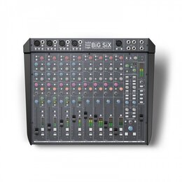 Šedý mixovací pult s černým rámem. V horní části je nápis Solid State Logic a model BiG SiX s doplňkem SUPER analogue superanalogue. Zařízení obsahuj…