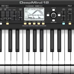 Černý klávesový syntetizátor s bílými a černými klávesami. Na horním panelu je nápis DeepMind 12 a logo behringer. Pod displejem je text ANALOG 12-VO…