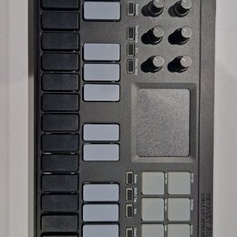 Černý kompaktní MIDI kontrolér značky KORG, model nanoKEY Studio. Obsahuje 25 kláves v několika řadách, šedé ovládací tlačítka a čtyři dvojice otočný…