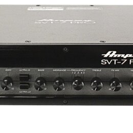 Černý basový zesilovač v rackovém provedení s dvěma bočními madly. Na předním panelu je bílý nápis Ampeg SVT-7 PRO a řada ovládacích prvků s popisky…