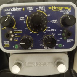 Modrý efekt pedál s nápisy soundblox 2 a stingray MULTI-FILTER. Na horní části jsou ovládací knoflíky DEPTH a SPEED, uprostřed velký volič s označení…