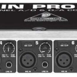 Stříbrné rackové zařízení s černým předním panelem a nápisem ULTRAGAIN PRO-8 DIGITAL 8-CHANNEL A/D & D/A CONVERTER MODEL ADA8000. Přední strana obsah…