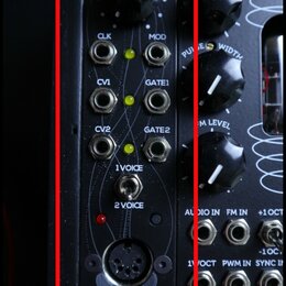 Černý modul s nápisy BLACK MIDI-CV a erica synths. Obsahuje jeden velký ovládací knoflík, pět jackových vstupů/výstupů s popisky CLK, MOD, CV1, GATE1…