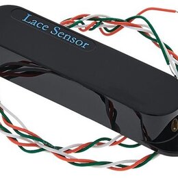 Černý snímač s lesklým povrchem a dvěma montážními otvory na koncích. Na horní straně je modrý nápis Lace Sensor. Ze snímače vychází svazek více bare…