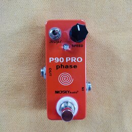 Oranžový efekt pedál s kovovým povrchem. Na přední straně jsou nápisy P90 PRO phase, MOSKYAudio®, SPEED a OUT. V horní části je jeden černý ovládací…