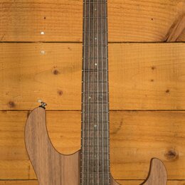 Elektrická kytara s dřevem v přirozené hnědé barvě a tmavým hmatníkem. Na hlavě je viditelné logo Cort. Nástroj má dva humbuckery, jeden ovládací kno…