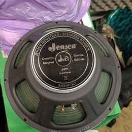 Černý reproduktor s papírovou membránou v zelené barvě. Na středovém krytu je bílý nápis JENSEN INDUSTRIES • SPEAKERS DIVISION, logo Jensen, nápisy C…