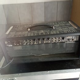 Černý kytarový kombozesilovač s kovovou mřížkou reproduktoru. Na ovládacím panelu je vpravo nápis MESA/BOOGIE a nad ním MARK FIVE. Zařízení stojí na…
