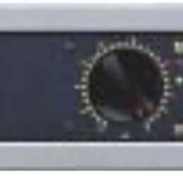 Stříbrné rackové zařízení s tmavě modrým předním panelem. V levém horním rohu je logo a nápis YAMAHA, v pravém horním rohu text POWER AMPLIFIER FA200…