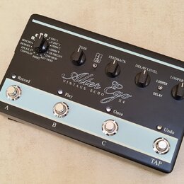 Černý efekt pedál s modrobílým pruhem. Na horní části je nápis Alter Ego VINTAGE ECHO X 4 a ovládací prvky s popisky TIME, FEEDBACK, DELAY LEVEL a LO…