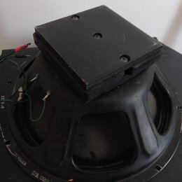 Černý reproduktor s robustním magnetem a čtvercovým horním krytem. Na spodním okrahu rámu jsou viditelné nápisy „052308“ a „C15L C0207“. Z reprodukto…