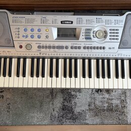 Stříbrný digitální klavír s bílými a černými klávesami. Na horním panelu je v centru logo YAMAHA a vpravo nápis PSR-290. Nástroj obsahuje řadu tlačít…