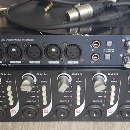 Fotografie zobrazuje dvě rackové jednotky umístěné nad sebou a několik kabelů. Horní zařízení je černý audio rozhraní s nápisem TASCAM US-1641 16x4 9…
