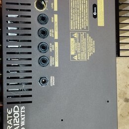 Zadní strana kytarového komba v hnědé barvě. Na šasi je nápis CRATE CA120D 120 WATTS a v horní části štítky s označením CRATE, čárovým kódem a sériov…