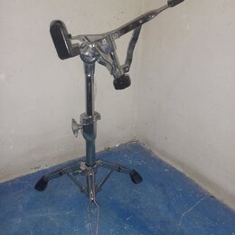 Kromový stojan na noty s černými plastovými úchvaty a gumovými koncovkami nožiček. Stojan má teleskopický středový sloup s utahovacím šroubem a trojn…