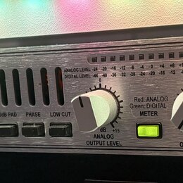 Stříbrný rackový předzesilovač s kovovým povrchem. Na pravé straně je nápis 386 Dual Vacuum Tube Preamp w/ Digital Out. Zařízení obsahuje dva ovládac…