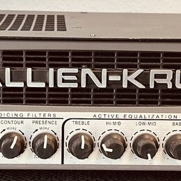 Černý basový zesilovač s nápisem GALLIEN-KRUEGER a logem GK. Na předním panelu je vpravo označení modelu 1001RB a přepínač POWER. Zařízení obsahuje ř…