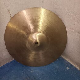 Zlatavý mosazný činel s viditelným opracováním povrchu v koncentrických kruzích. V horní části je vyryt nápis ZILDJIAN. Povrch vykazuje drobné škrába…