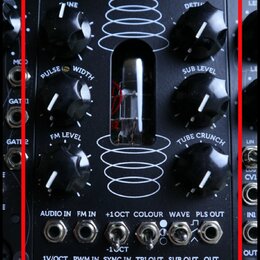Černý modul syntezátoru s nápisem VCO2. Obsahuje šest černých otočných ovladačů s popisky LINE, DETUNE, PULSE WIDTH, SUB LEVEL, FM LEVEL a TUBE CRUNC…
