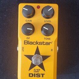 Žlutý efekt pedál s čtyřmi černými ovládacími knoflíky. Na pedálu jsou nápisy GAIN, LEVEL, ISF a TONE, logo Blackstar® a označení LT DIST pod černou…