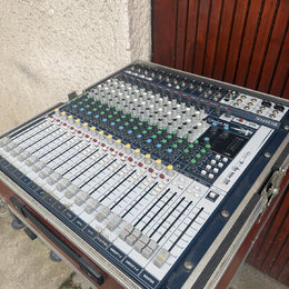 Míchací pult značky Soundcraft, model Efx 16, umístěný v transportním kufru. Zařízení má stříbrno-šedé provedení s řadou potenciometrů, posuvníků a b…