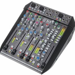 Míchací pult s šedým povrchem a černými hranami. Na horní části je nápis Solid State Logic Six SUPERANALOGUE, na pravém boku je logo Solid State Logi…