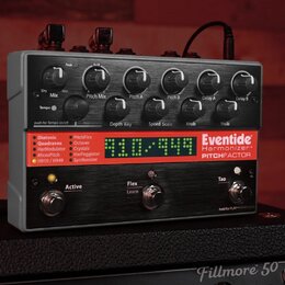 Šedý efekt pedál značky Eventide s nápisy Harmonizer PITCHFACTOR. Zařízení má v horní části osm černých otočných oválů a v dolní části dva menší knof…