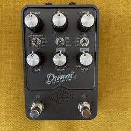 Černý kytarový pedál s nápisem Dream 65 REVERB-AMP a logem ve tvaru stylizovaného písmena v kosočtverci. Zařízení má šest otočných bílo-stříbrných kn…