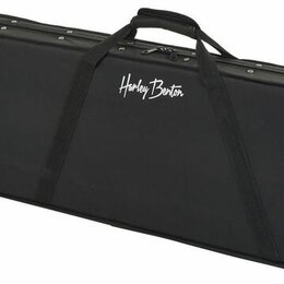 Černý obal na hudební nástroj s rukojetí a ramenním popruhem. Uprostřed je bílý nápis Harley Benton. Povrch je hladký a v dobrém stavu.