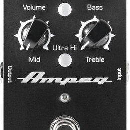 Černý efekt pedál s čtyřmi ovládacími knoflíky a dvěma přepínači. Na zařízení jsou bílé nápisy Volume, Bass, Mid, Treble a přepínače Ultra Lo a Ultra…