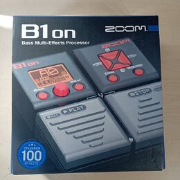 Fotografie znázorňuje krabici od efektového procesoru s nápisy B1on a Bass Multi-Effects Processor. V pravém horním rohu je logo ZOOM. Na obrázku pří…