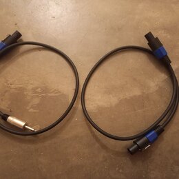 Dvě černé audio kabeláže s modrými plastovými konektory. Levý kabel má na jednom konci 6,3mm jack konektor a na druhém nečitelně označený vícepinový…