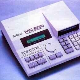 Bílá sekvence s integrovanou disketovou mechanikou. Na horním panelu je nápis Roland MC-500 MICRO COMPOSER a zelený displej s textem SONG 1 MEAS 1 q=…