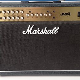 Kytarový kombozesilovač značky Marshall v černém provedení s bílým lemováním. Zlatý ovládací panel nese nápisy JVM 200C, Marshall Valve Amplifier a o…
