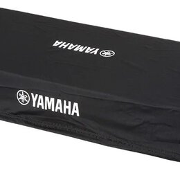 Černý textilní kryt na klávesový nástroj obdélníkového tvaru. Na přední a horní straně je bílý nápis YAMAHA doplněný logem značky. Povrch materiálu v…
